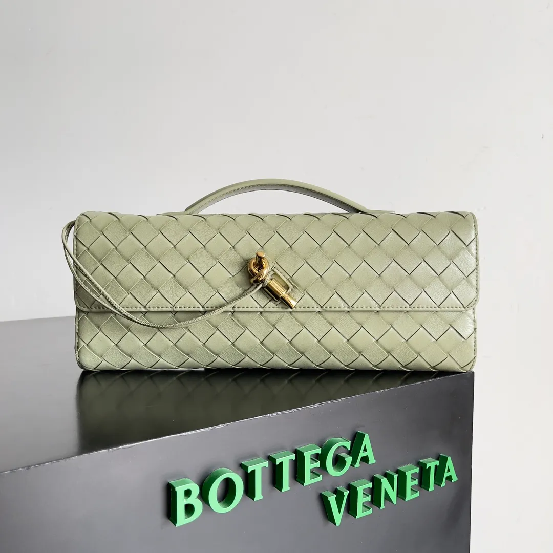 The batch of 1360 BV Andiamo evening handbags has been heavily planted again~ The designer aesthetics in the era of economic downturn are back. I fall in love with it at first sight and can't put it down. It's so beautiful and full of aura. The shape and texture are very competitive. It's light in weight and has sufficient capacity. It's a must-have for fashionistas. It's suitable for many occasions, minimalist, high-end and light luxury. Model No.: 741511 Size: 31*13*3cm